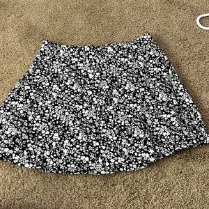 Medium black and white skirt. White flowers patterns. Forever 21.
